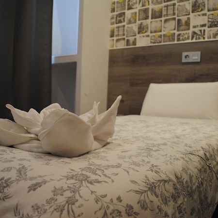 Hostal Abril Madrid Exteriör bild