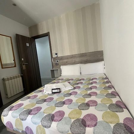 Hostal Abril Madrid Exteriör bild
