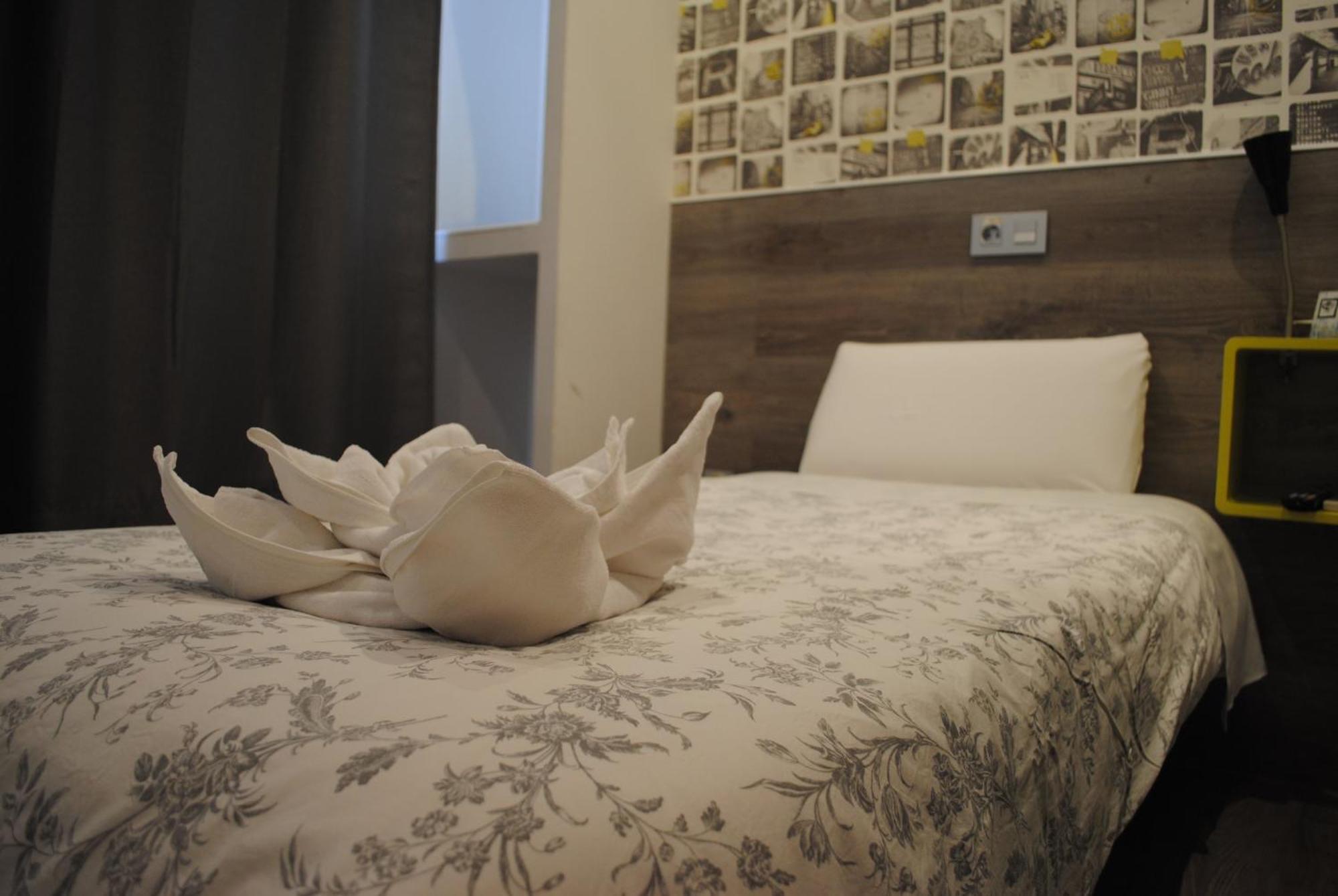 Hostal Abril Madrid Exteriör bild