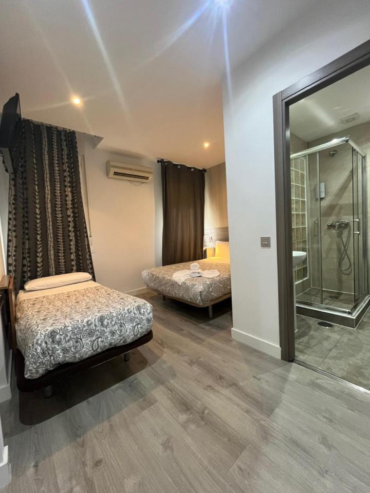 Hostal Abril Madrid Exteriör bild
