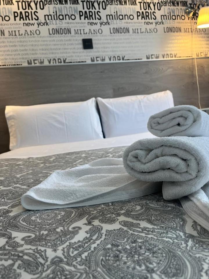 Hostal Abril Madrid Exteriör bild