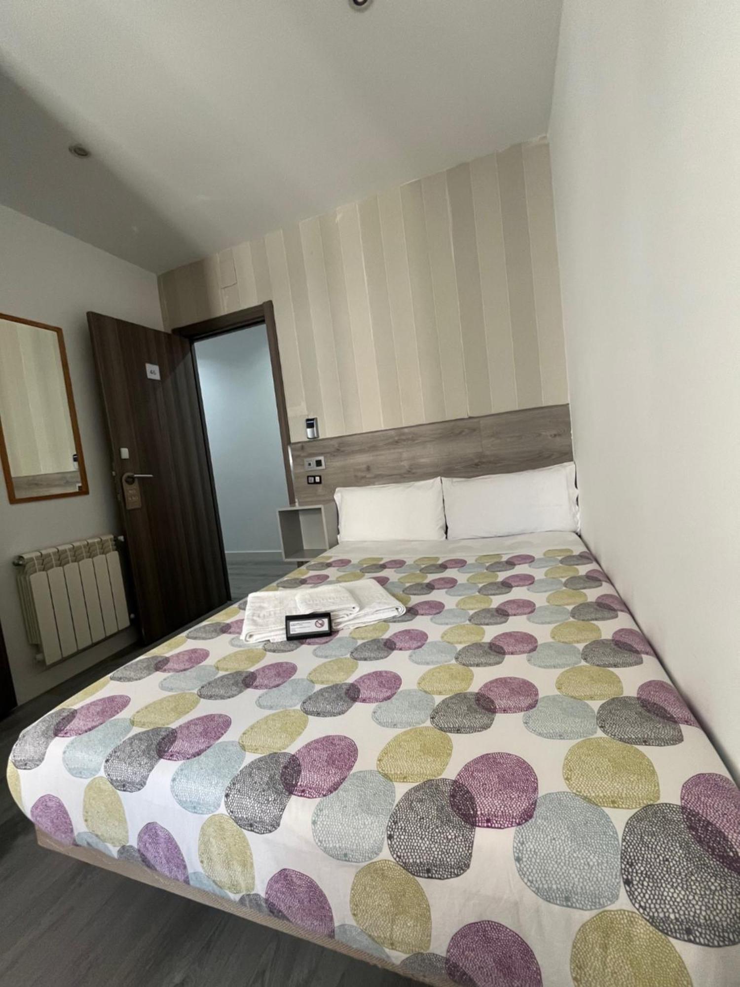 Hostal Abril Madrid Exteriör bild