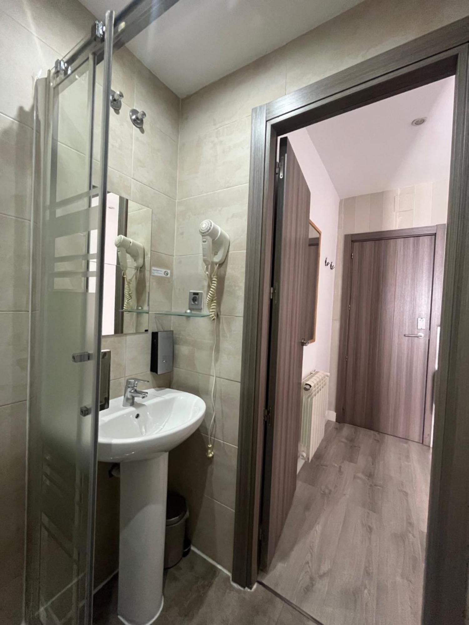 Hostal Abril Madrid Exteriör bild