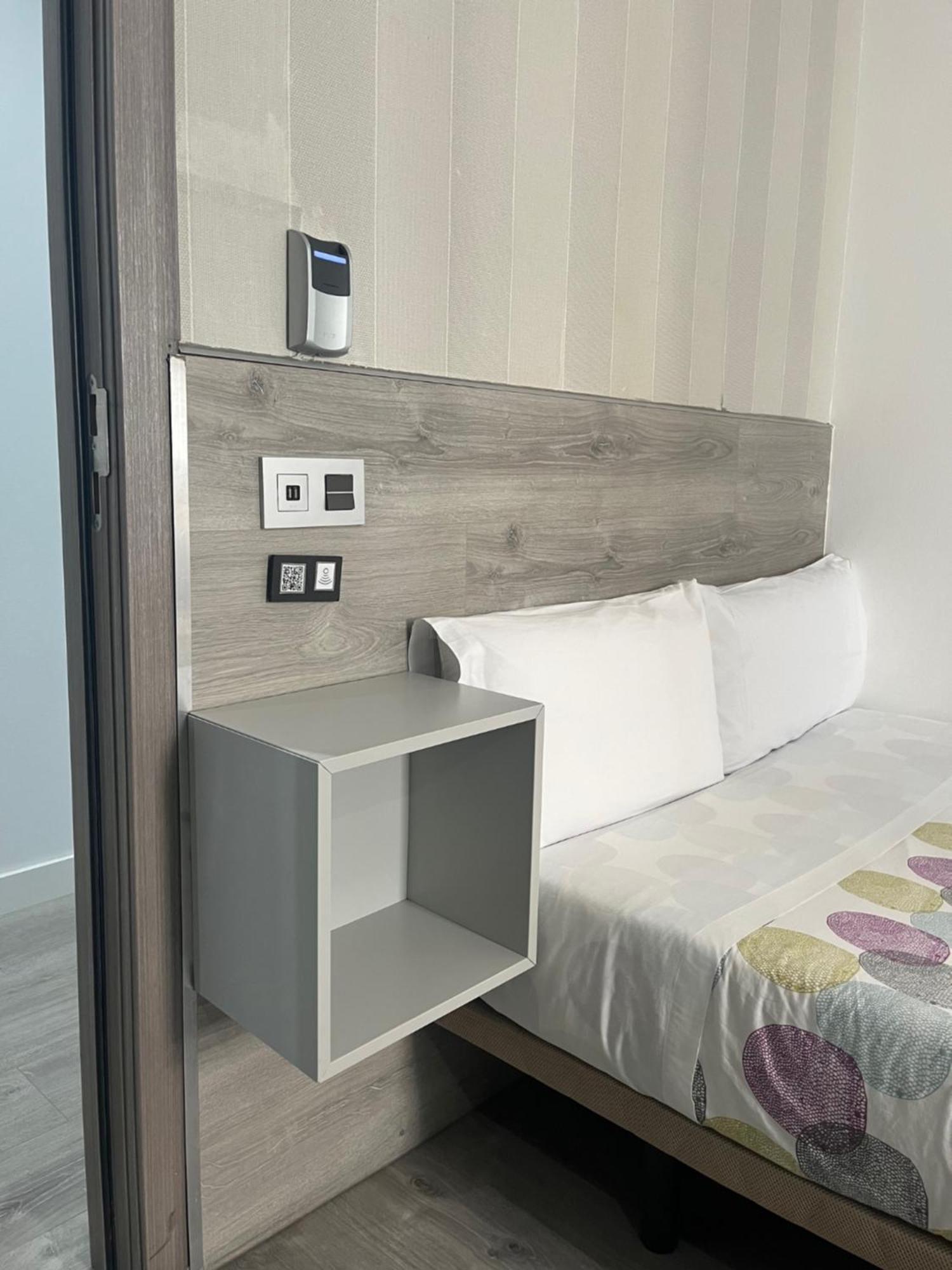 Hostal Abril Madrid Exteriör bild