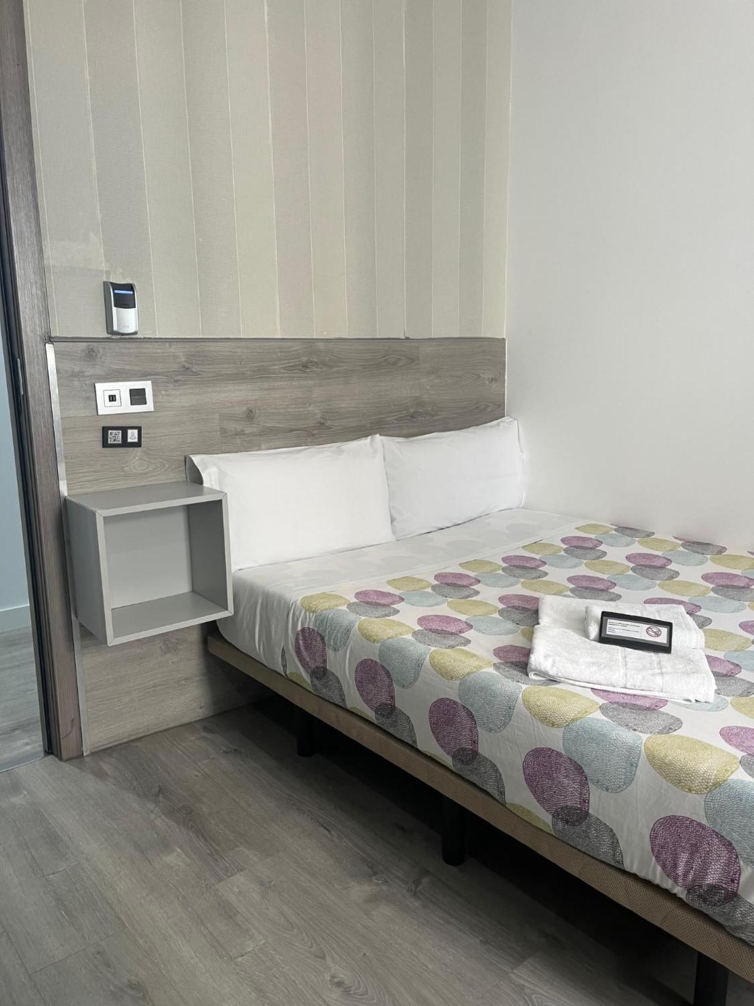 Hostal Abril Madrid Exteriör bild