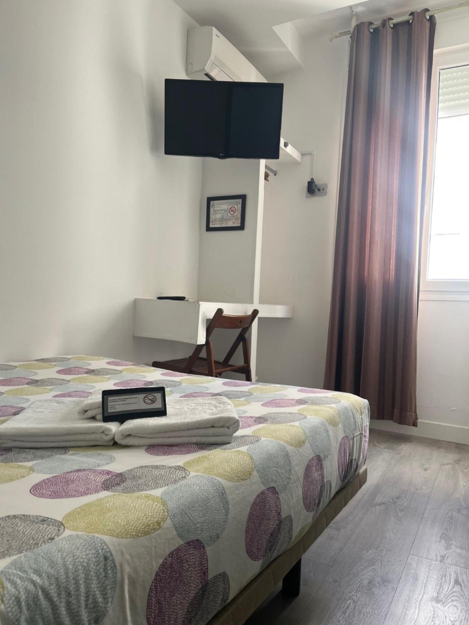 Hostal Abril Madrid Exteriör bild