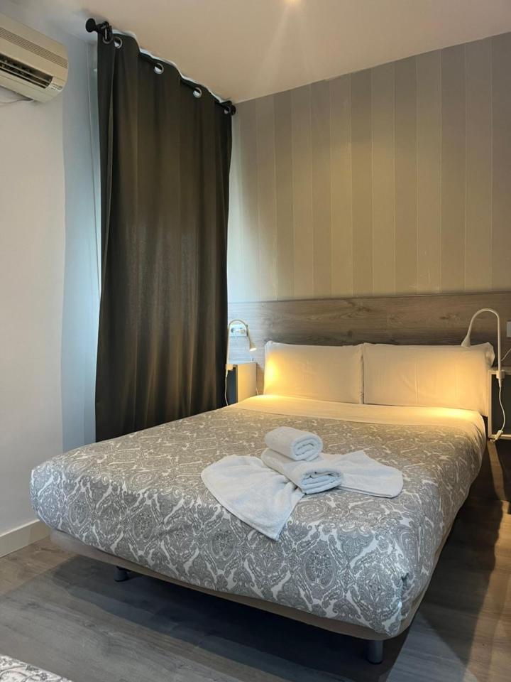 Hostal Abril Madrid Exteriör bild