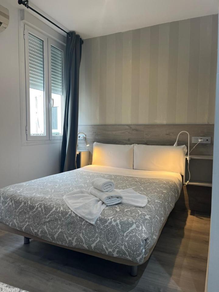 Hostal Abril Madrid Exteriör bild
