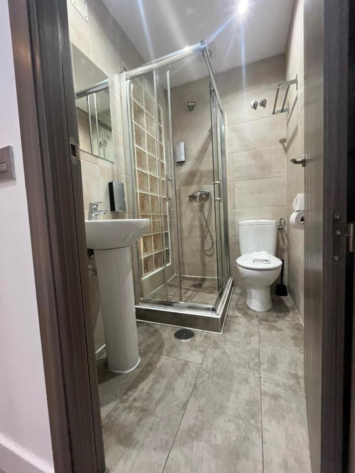 Hostal Abril Madrid Exteriör bild